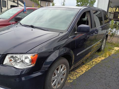 Used 2014 Chrysler Town & Country Touring FWD image 2