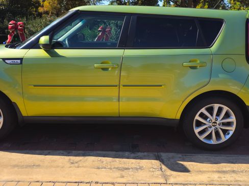 Used 2017 Kia Soul + image 8