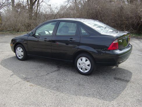 Used 2006 Ford Focus ZX4 Sedan FWD image 3