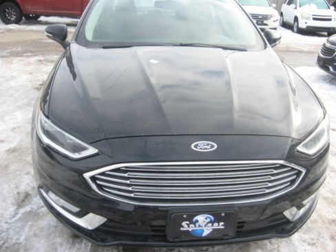 Used 2017 Ford Fusion SE image 2