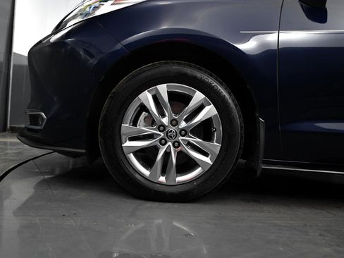 Used 2022 Toyota Sienna Limited image 12