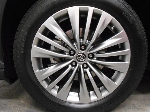 Used 2021 Toyota Highlander AWD Platinum V6 image 6
