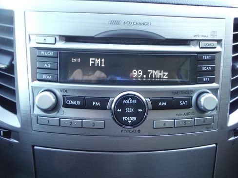 Used 2011 Subaru Outback 2.5i Limited image 18