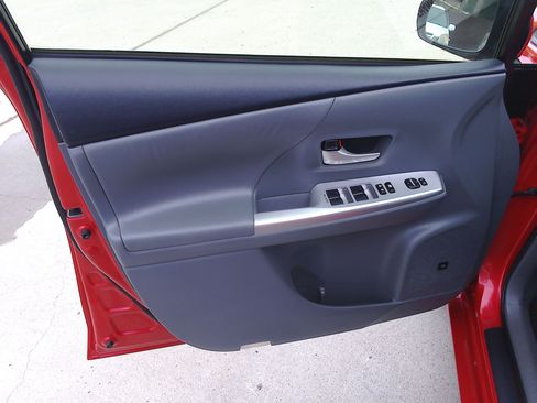 Used 2012 Toyota Prius V Five image 9