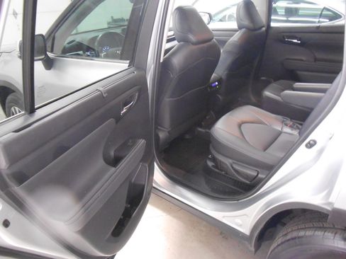 Used 2022 Toyota Highlander XLE image 12