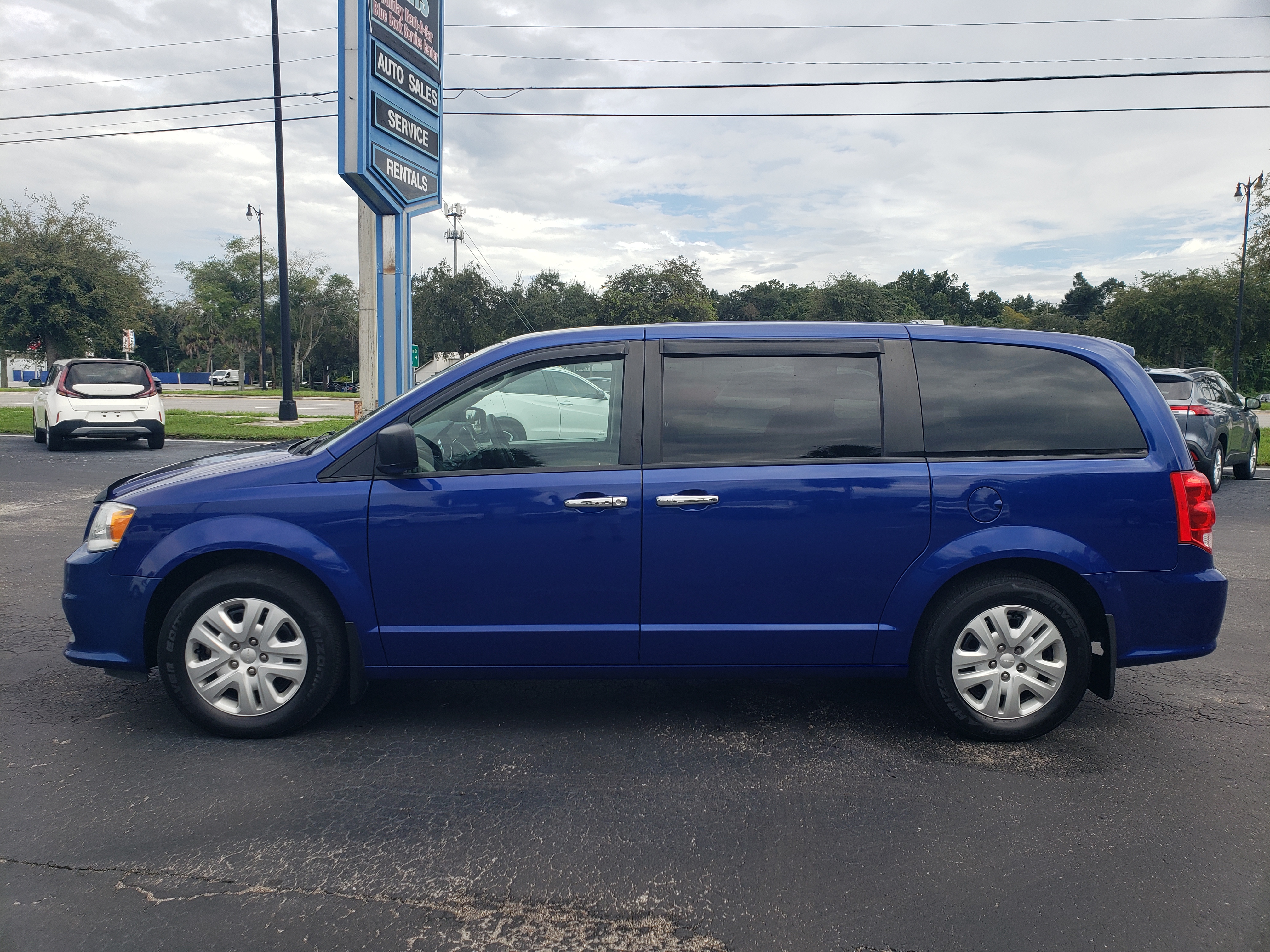 Used 2019 Dodge Grand Caravan SE FWD image 2