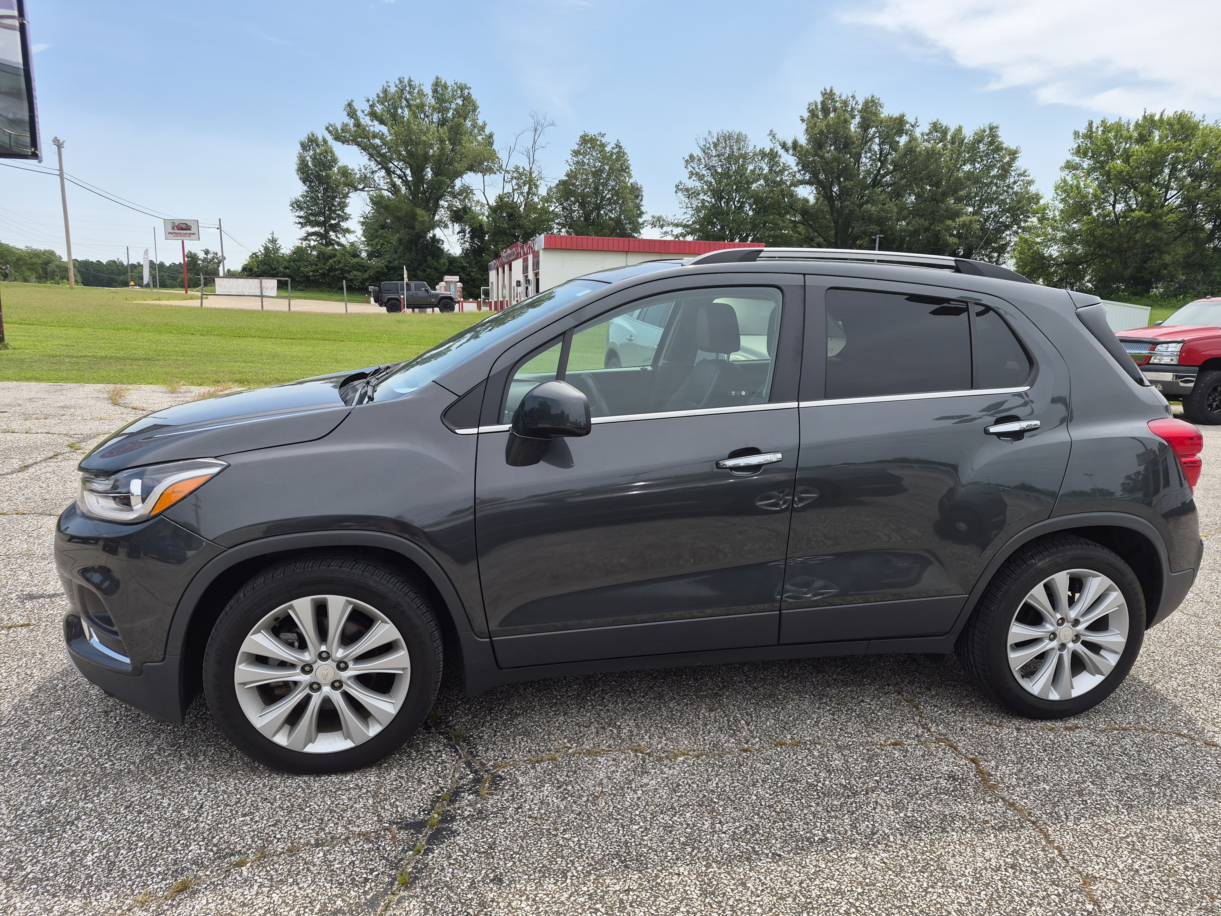 Used 2020 Chevrolet Trax FWD Premier image 1