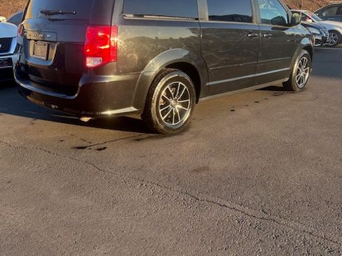 Used 2016 Dodge Grand Caravan SXT image 3