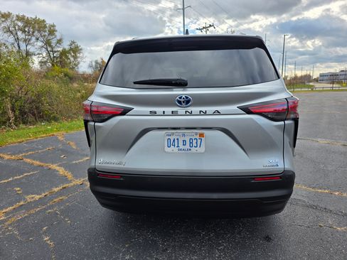 Used 2022 Toyota Sienna XLE image 7
