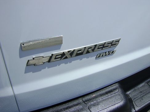 Used 2010 Chevrolet Express 1500 AWD image 17