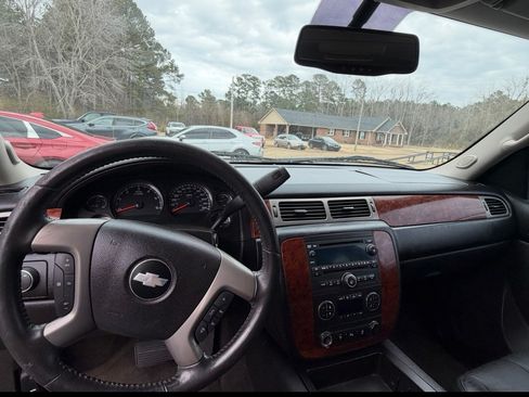 Used 2013 Chevrolet Suburban LT image 2