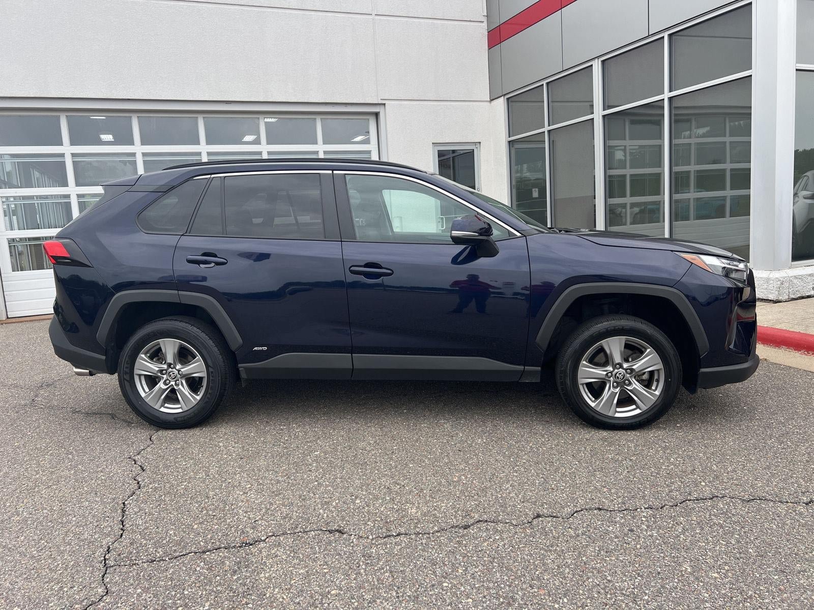 Used 2024 Toyota RAV4 XLE AWD/4WD image 9