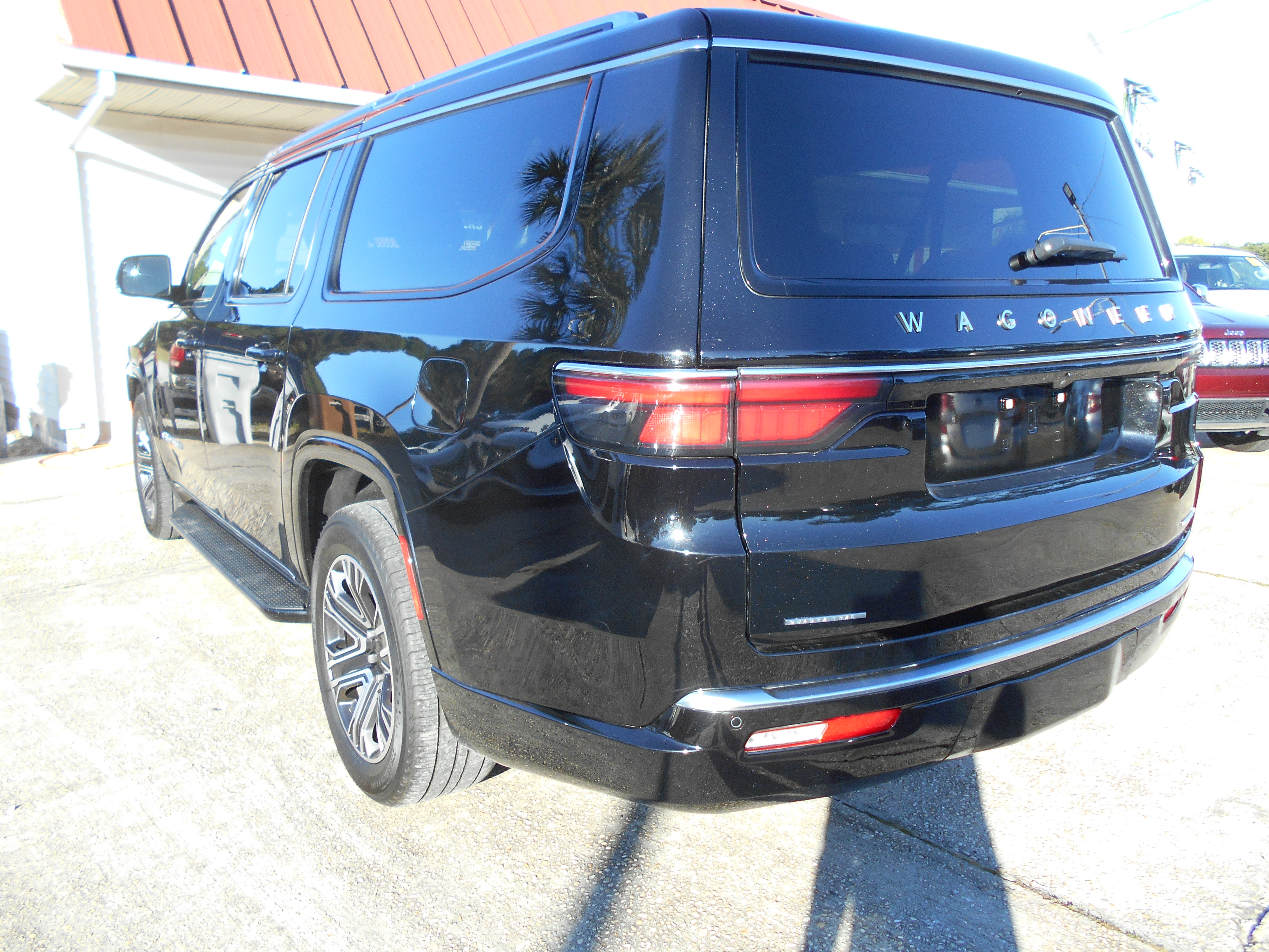 Used 2023 Jeep Wagoneer L Series II AWD/4WD image 5