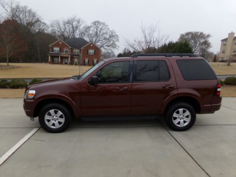 Used 2010 Ford Explorer XLT image 2
