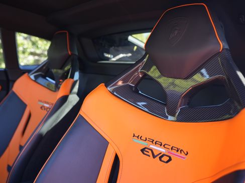 Used 2020 Lamborghini Huracan EVO image 18