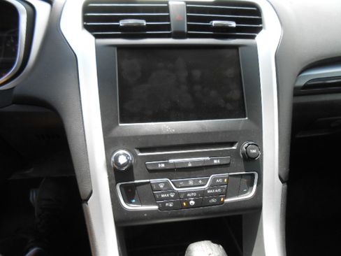 Used 2016 Ford Fusion SE FWD image 11