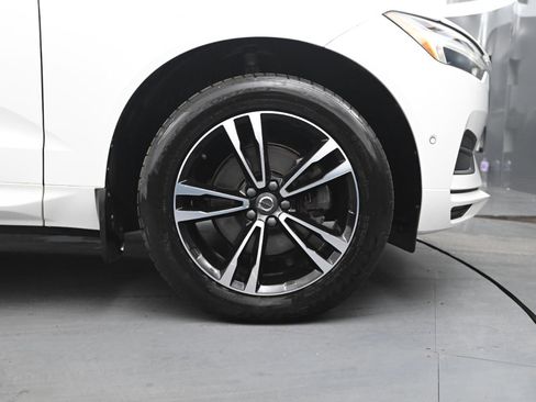 Used 2019 Volvo XC60 T5 Momentum w/ Multimedia Package image 16