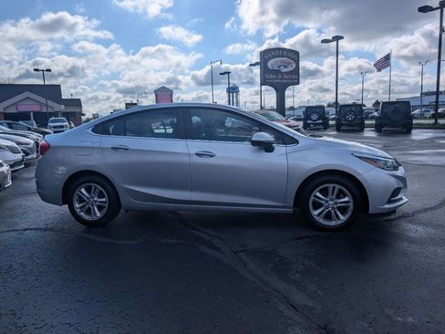 Used 2017 Chevrolet Cruze LT image 4