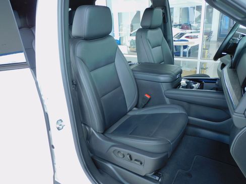 Used 2025 Chevrolet Suburban 4WD Z71 image 25