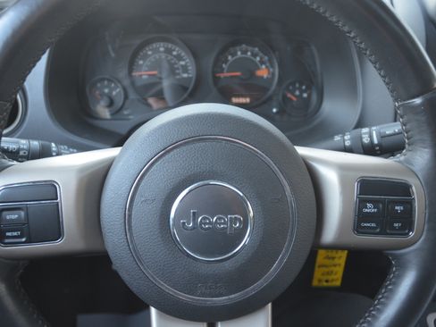 Used 2016 Jeep Compass 75th Anniversary image 13