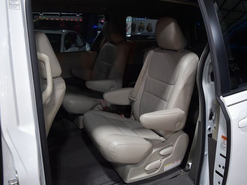 Used 2015 Toyota Sienna LE image 18
