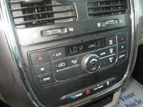 Used 2014 Chrysler Town & Country Touring FWD image 12