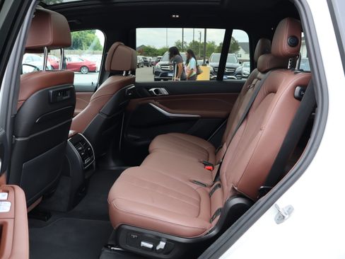 Used 2022 BMW X7 xDrive40i w/ M Sport Package AWD/4WD image 17