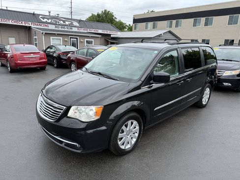 Used 2014 Chrysler Town & Country Touring FWD image 2