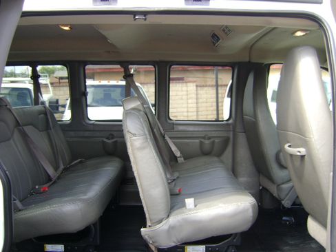 Used 2010 Chevrolet Express 3500 LS image 7