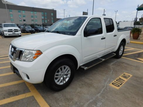 Used 2018 Nissan Frontier 2WD Crew Cab image 4