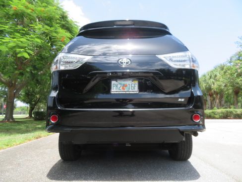 Used 2017 Toyota Sienna SE FWD image 17