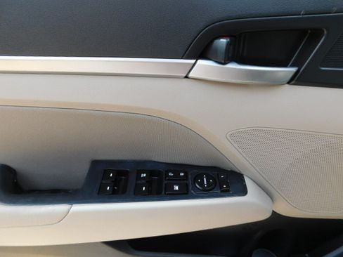 Used 2019 Hyundai Elantra SEL image 11