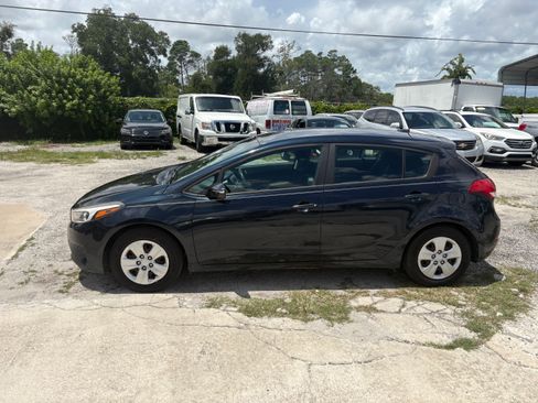 Used 2017 Kia Forte LX Hatchback FWD image 2