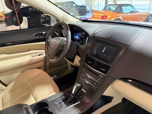 Used 2019 Lincoln MKT AWD image 3