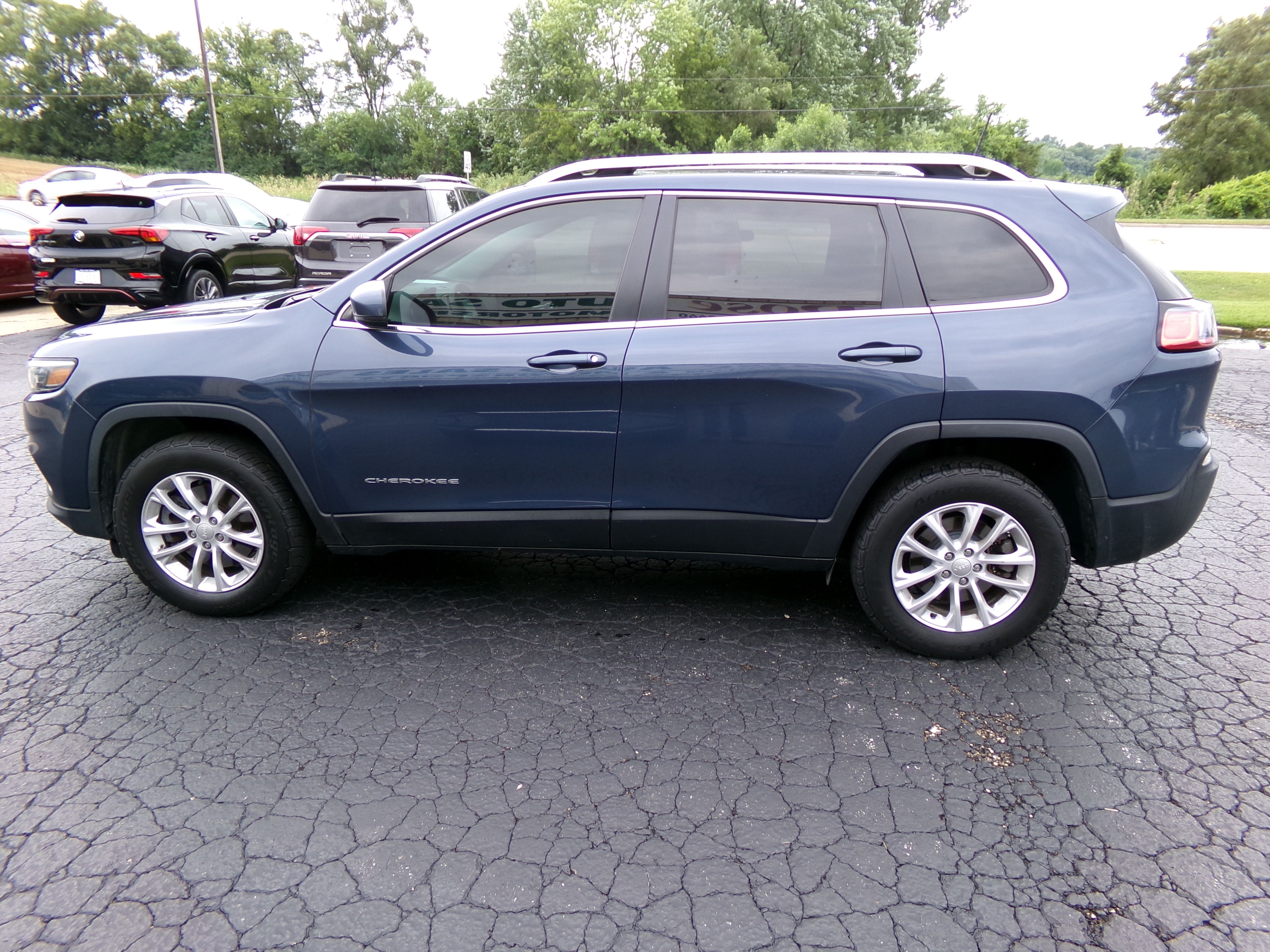 Used 2019 Jeep Cherokee 4WD Latitude image 2