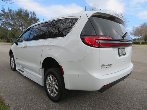 Used 2025 Chrysler Pacifica Select image 12