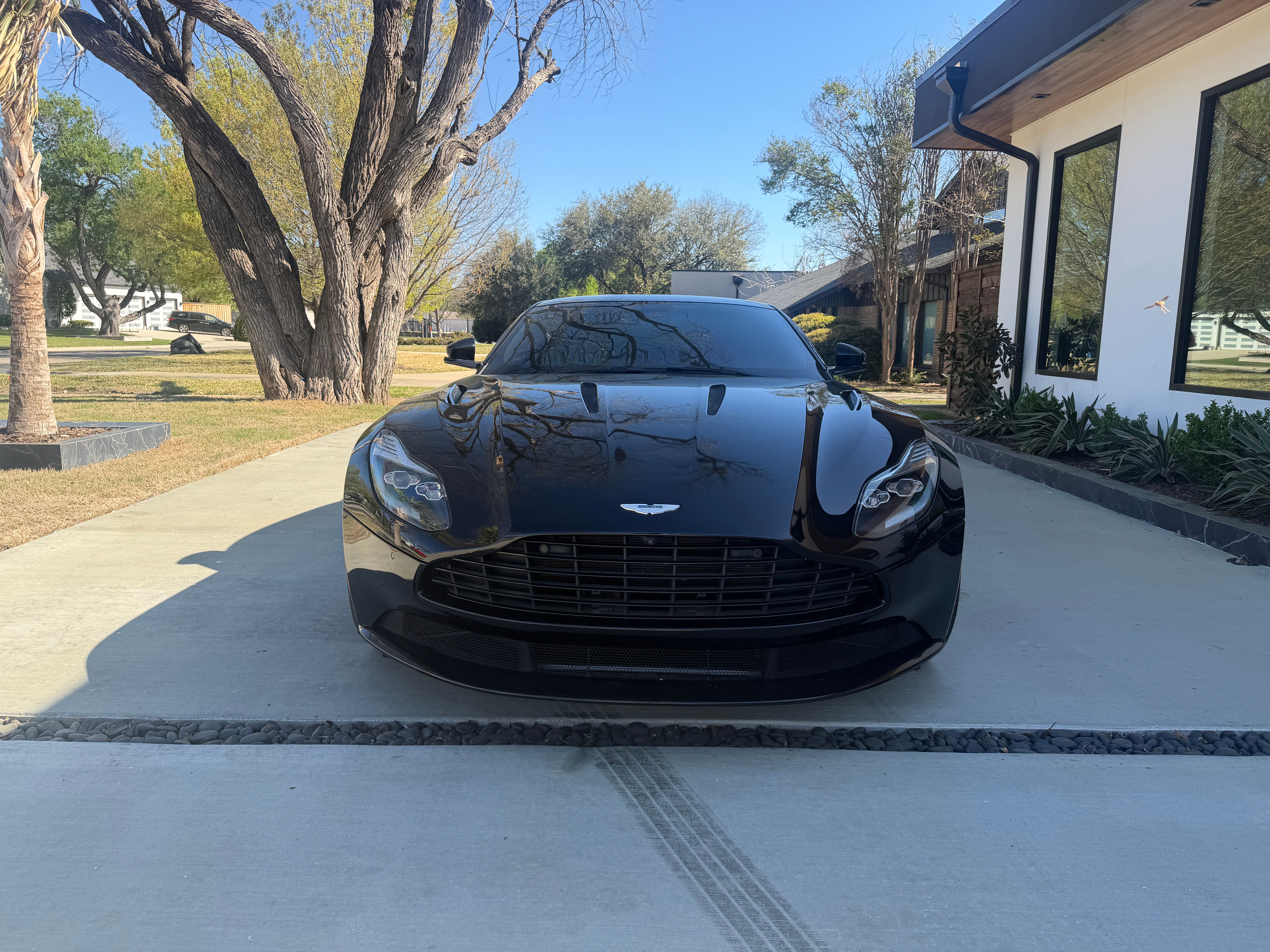 Used 2017 Aston Martin DB11 V12 Coupe RWD image 5