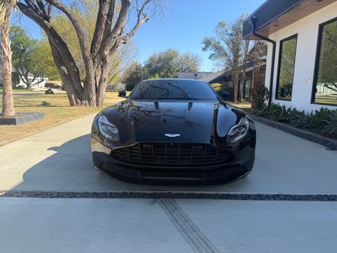 Used 2017 Aston Martin DB11 V12 Coupe RWD image 5
