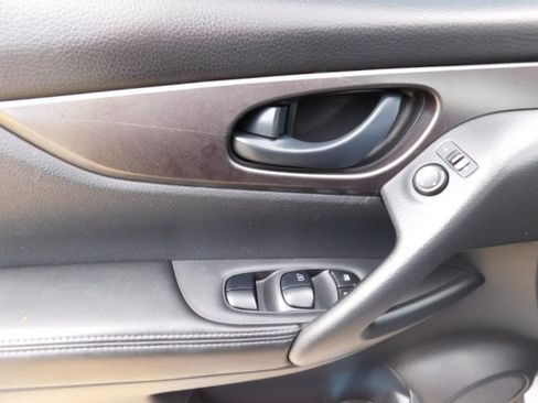 Used 2019 Nissan Rogue Sport S image 11