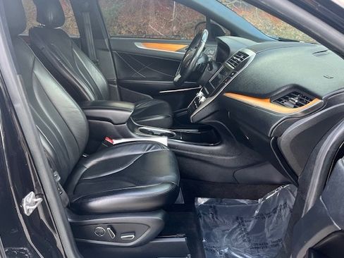 Used 2019 Lincoln MKC Select image 25