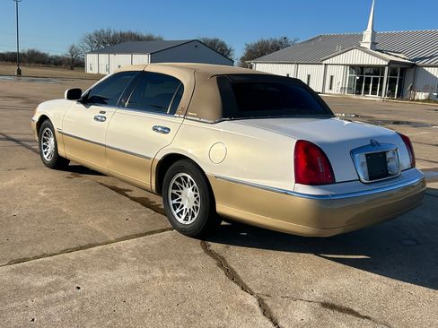 Used 2001 Lincoln Town Car Signature RWD image 7