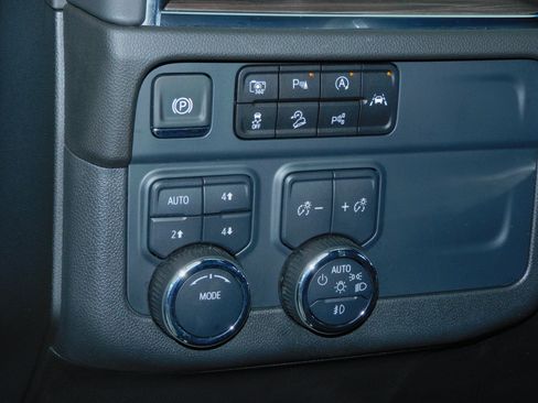 Used 2025 Chevrolet Suburban 4WD Z71 image 30