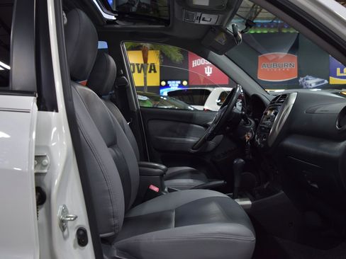 Used 2004 Toyota RAV4 image 21