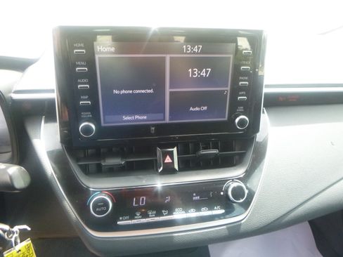 Used 2020 Toyota Corolla LE Sedan FWD image 19