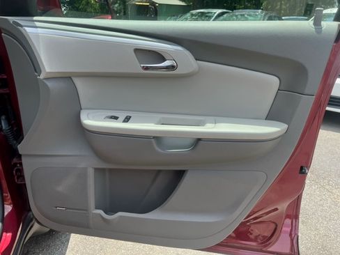 Used 2011 Chevrolet Traverse LT image 14
