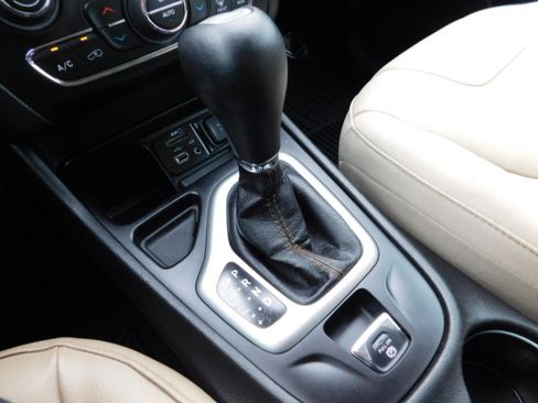 Used 2018 Jeep Cherokee FWD Limited image 20