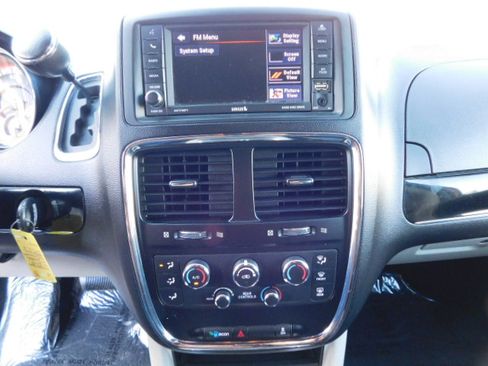 Used 2019 Dodge Grand Caravan SXT image 15