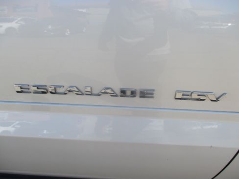Used 2005 Cadillac Escalade ESV Premium image 9