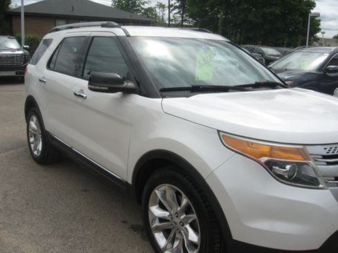 Used 2015 Ford Explorer XLT FWD image 3
