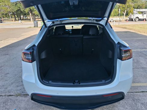 Used 2022 Tesla Model Y AWD Performance image 8